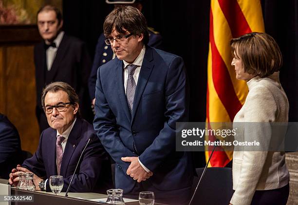 Carles Puigdemont takes the oath of office from Carme Forcadell, President of the Catalan Parliament, at the ceremonial swearing-in during the 130th...