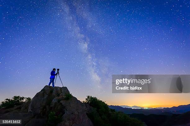 fotograf und der universum - astrophysik stock-fotos und bilder