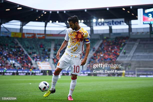 Cesc Fabregas of Spain controls the ball during an international friendly match between Spain and Bosnia at the AFG Arena on May 29, 2016 in St...