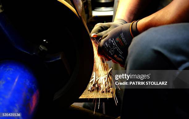 Machining Razorblade 65 Razorblade Stock Photos, High-Res Pictures, and Images - Getty Images