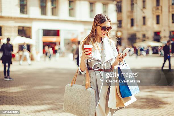 shopping d'été - women shopping photos et images de collection