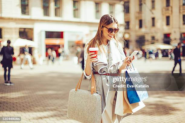 shopping estivo - happy people summer fashion foto e immagini stock