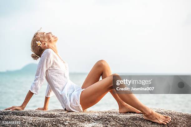 schöne junge frau, die am strand - women with nice legs stock-fotos und bilder