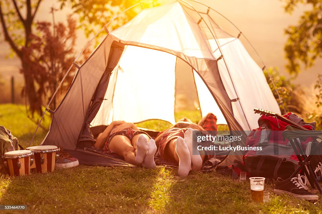 Relaxar em acampamento após dia difícil