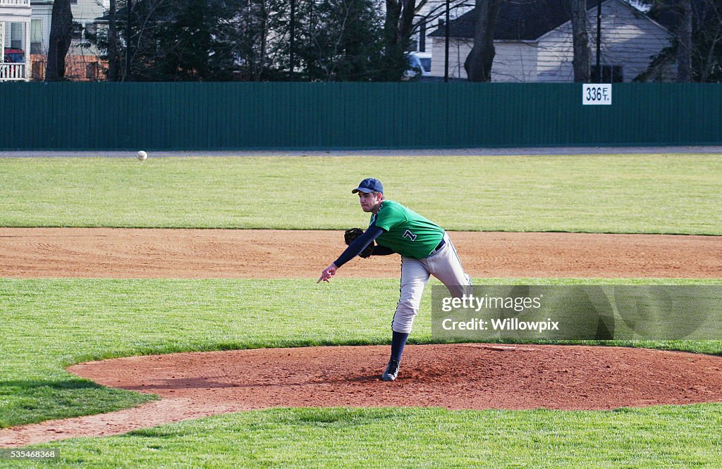 Mancino Alta Scuola Baseball gettare il campo