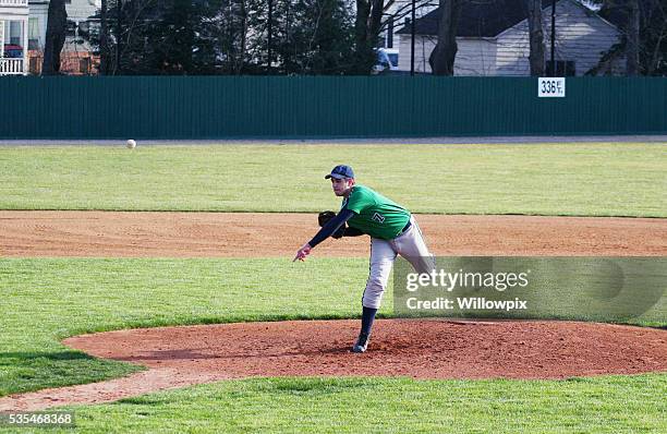 left handed high school baseball pitcher throwing pitch - 投手 個照片及圖片檔