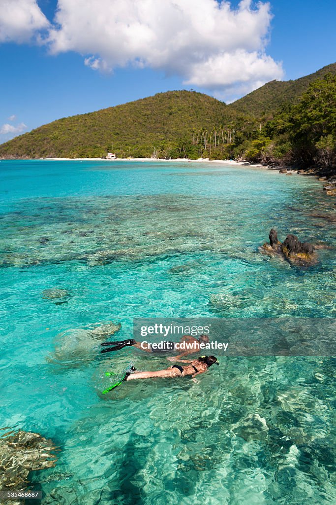 Coppia in luna di miele snorkeling nelle acque cristalline dei Caraibi.