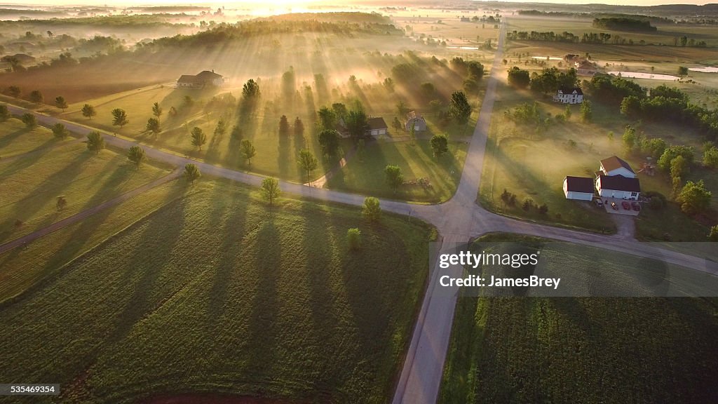 Attraverso terra alba magica con lunghe ombre e nebbia raggi di sole