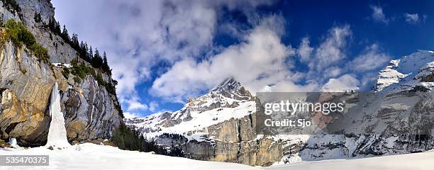 alpes suisses panorama de cascade gelée - lac-oeschinensee photos et images de collection