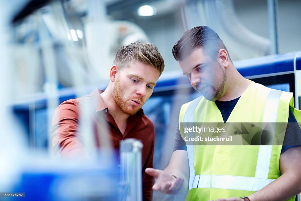 Junge Männer Arbeiten im verarbeitenden Anlage