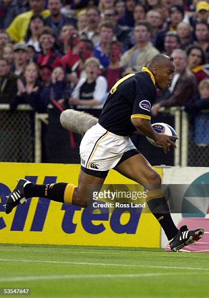 Wellington and All Black wing Jonah Lomu runs in an early try, during the Air New Zealand NPC first division final won 3429 by Wellington at Jade...