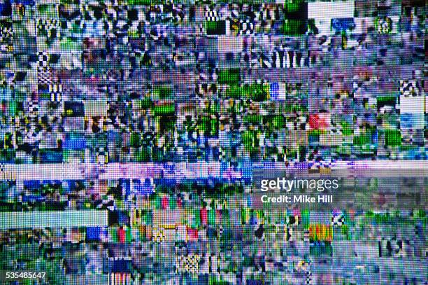 satellite signal interference pattern on tv - parasitage photos et images de collection