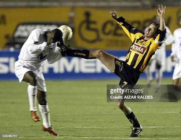 Luis Hector Cristaldo de The Strongest comete falta a Neiser Reasco de la Liga Deportiva de Quito el 30 de agosto de 2005 en La Paz, en un partido...