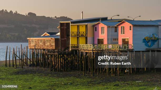 close up view of houses at chiloe - castro isla de chiloé fotografías e imágenes de stock