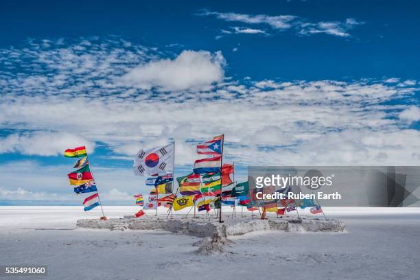 country flags waving in the white desert. - diplomatie photos et images de collection