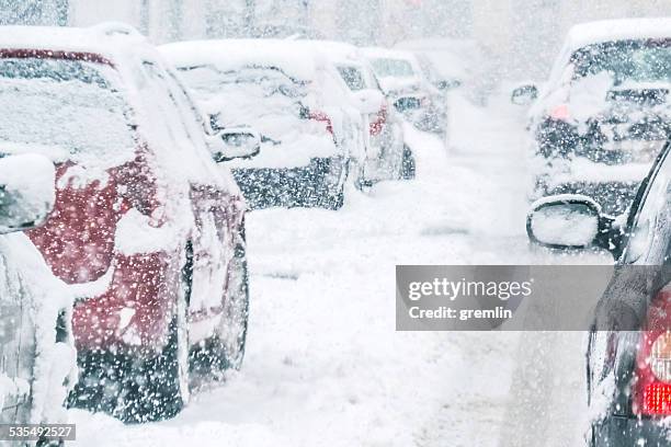 snowy trafic de jour européen - blizzard photos et images de collection