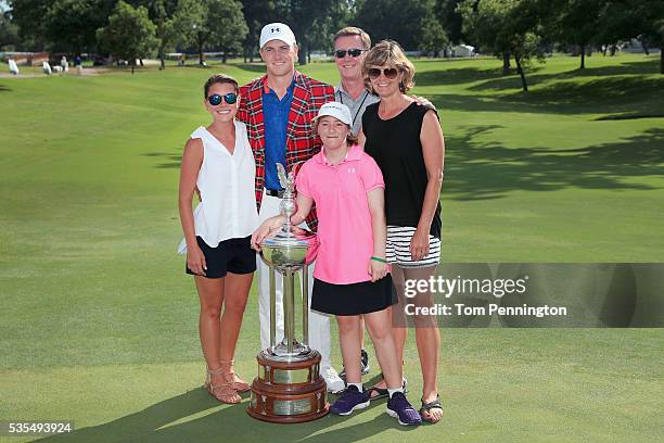 Jordan Spieth poses with the trophy with father Shawn, mother Chris, sister Ellie and girlfriend Annie Verret, after winning the DEAN & DELUCA...