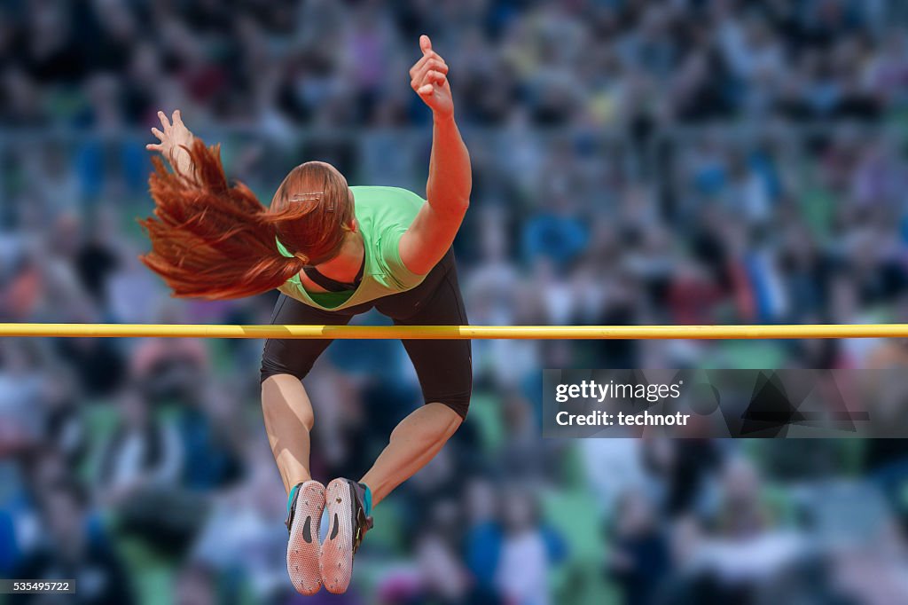 Giovane atleta femminile nel salto in alto
