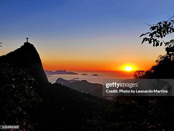 nascer do sol com cristo redentor - rio de janeiro cristo stock pictures, royalty-free photos & images