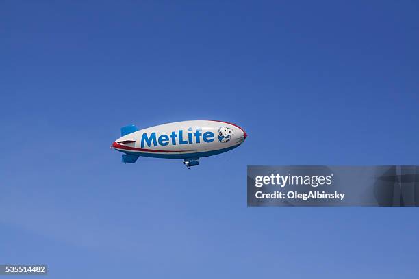 metlife dirigible con una decoración azul cielo despejado. - metalife fotografías e imágenes de stock