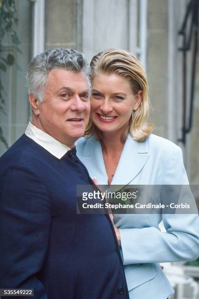 Actor Tony Curtis and Jill Vandenberg Curtis pose in Paris on March 13, 1995 in Paris, France.