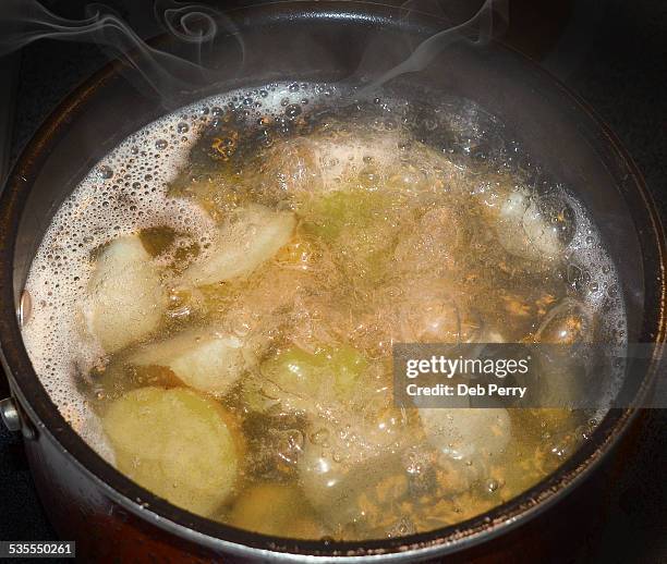 boiling potatoes, close up - gekookte aardappel stockfoto's en -beelden