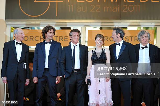 Heinz Lieven, Liron Levo, Sean Penn, Eve Hewson, Paolo Sorrentino and guest at the premiere of "This must be the place" during the 64th Cannes...