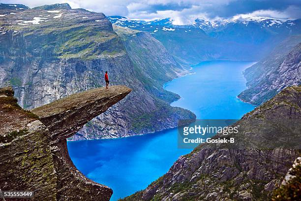 hiker on trolltunga - fjord stockfoto's en -beelden