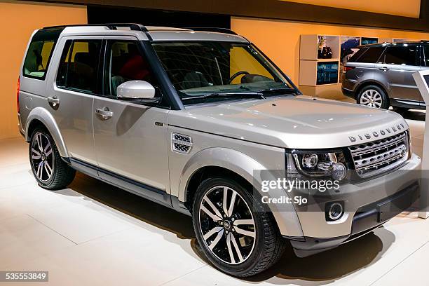 land rover discovery 4 front view - range rover stock pictures, royalty-free photos & images