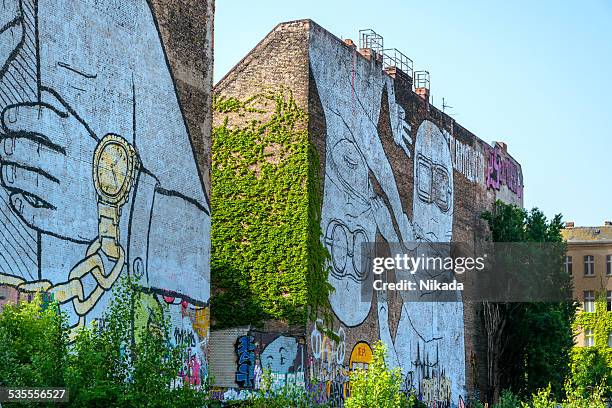 street artist in berlin - berlin graffiti stock-fotos und bilder