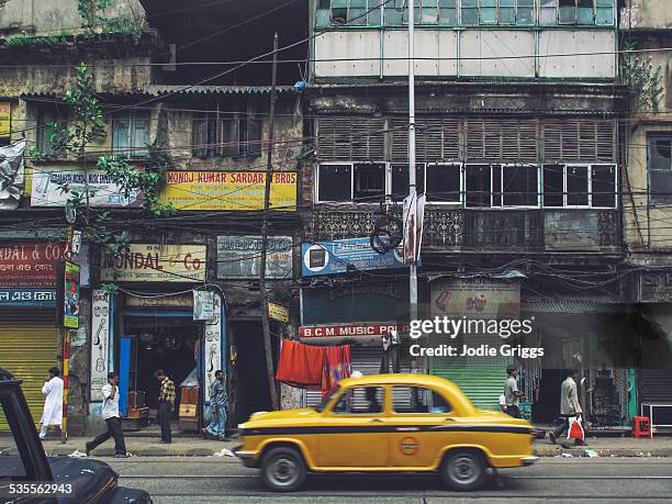 street scene in kolkata city, india - kolkata - fotografias e filmes do acervo