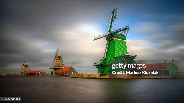 zaanse schans windmills - zaanse schans stock-fotos und bilder