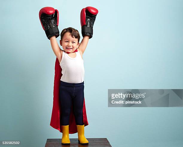 gewinner boxer kind erhöhung der hände mit sieg - child strong stock-fotos und bilder