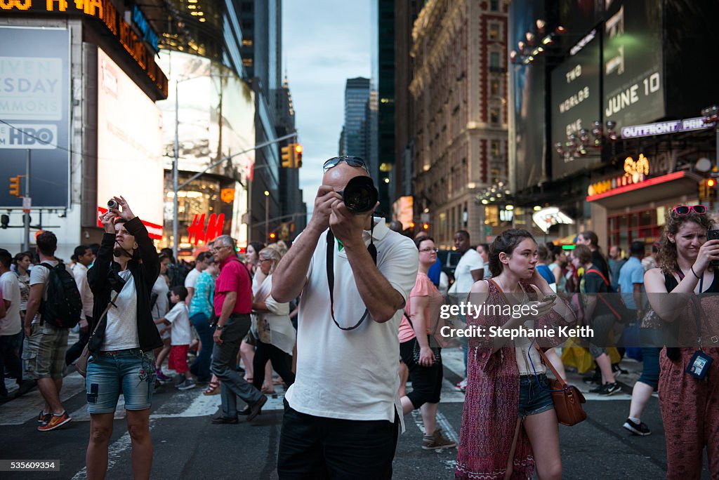 Manhattanhenge: Sun Sets In Alignment With Manhattan's Street Grid