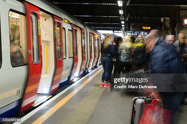 Subway Queue Inuk Bayswater Subway Photos and Premium High Res Pictures - Getty Images