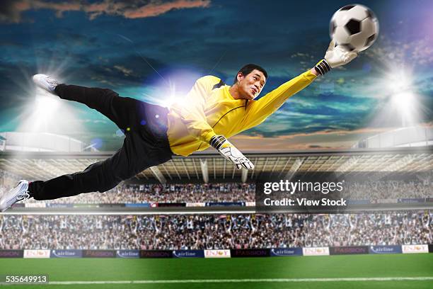 close-up of soccer player - offense sporting position stock-fotos und bilder