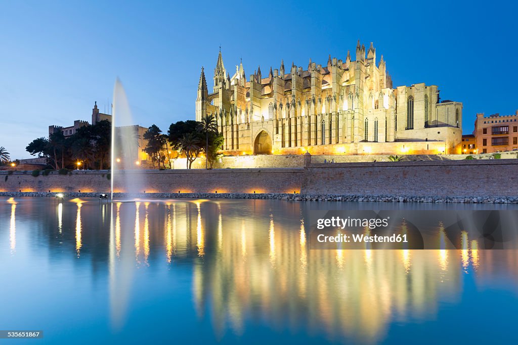 Spain, Balearic Islands, Mallorca, Palma de Mallorca, La Seu Cathedral in the evening light