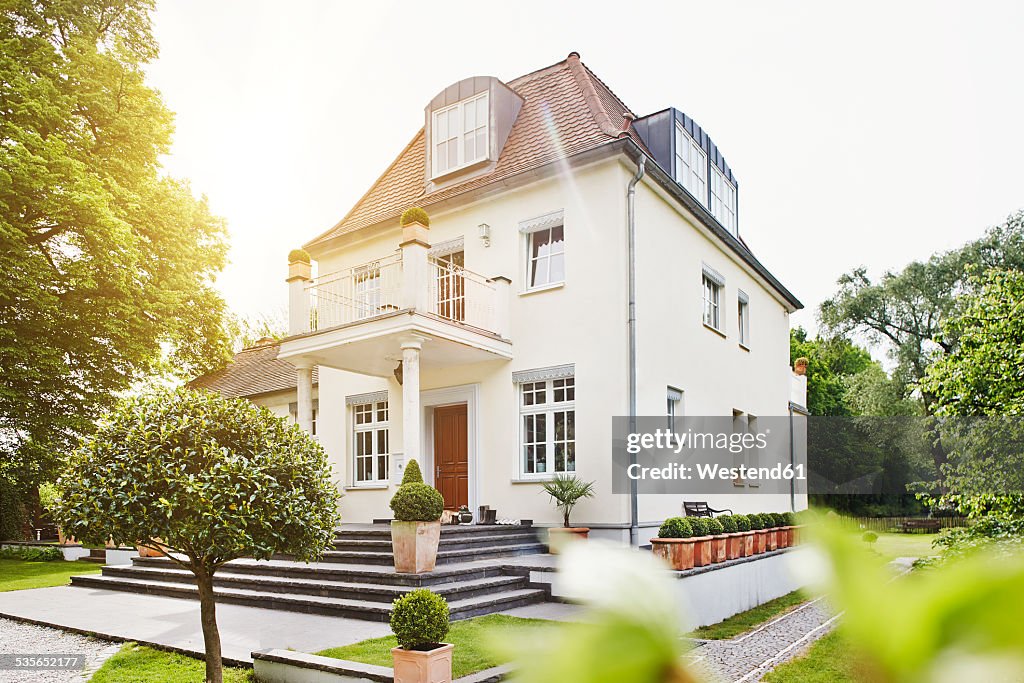 Germany, Hesse, Frankfurt, View of villa with garden