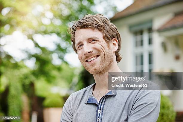 germany, hesse, frankfurt, portrait of a man in the garden - mature adult focus on foreground stock-fotos und bilder