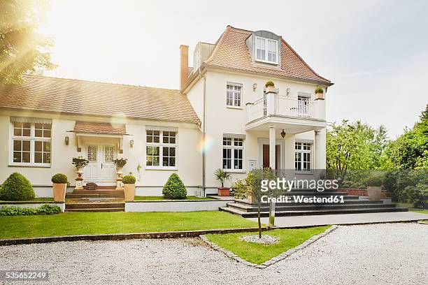germany, hesse, frankfurt, view of villa with garden - villa stock-fotos und bilder