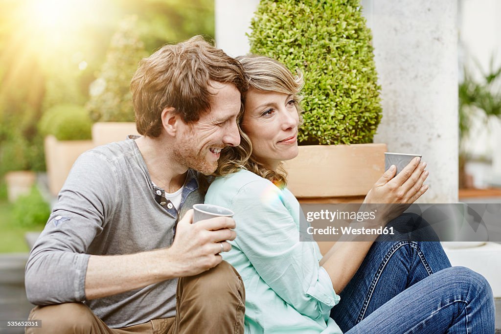 Germany, Hesse, Frankfurt, Couple in garden drinking tea