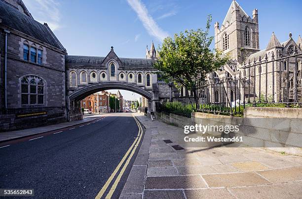 ireland, county dublin, dublin, dublinia, wood quay, dublinia museum and christ church cathedral right - dublin historic stock pictures, royalty-free photos & images