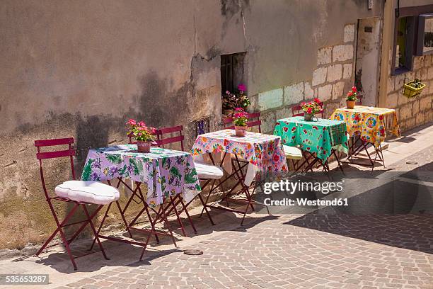 france, provence-alpes-cote d'azur, bouches-du-rhone, cassis, restaurant in an alleyway - cassis fotografías e imágenes de stock