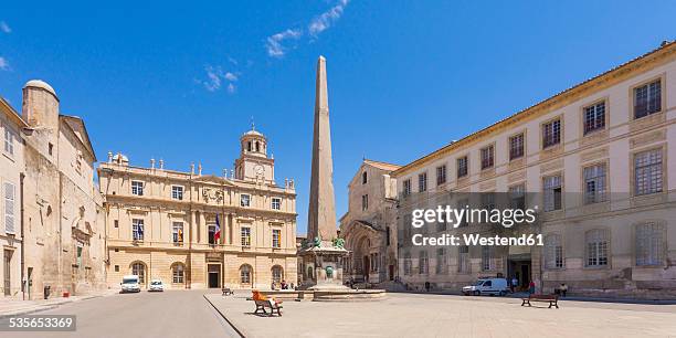 france, provence, arles, view to city hall, obelisk and church of st. trophime at place de la republique - arles stock-fotos und bilder