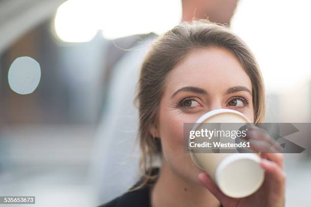 portrait of businesswoman drinking coffee to go - disposable cup foto e immagini stock