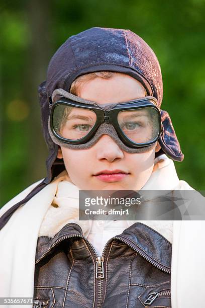 portrait of boy dressed as a pilot - fliegerbrille stock-fotos und bilder