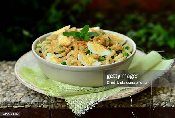 bowl of pasta with green peas, prosciutto and quail eggs - green eggs and ham 個照片及圖片檔