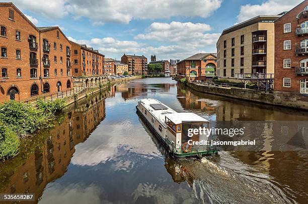 barge sailing into leeds, england, uk - leeds stockfoto's en -beelden