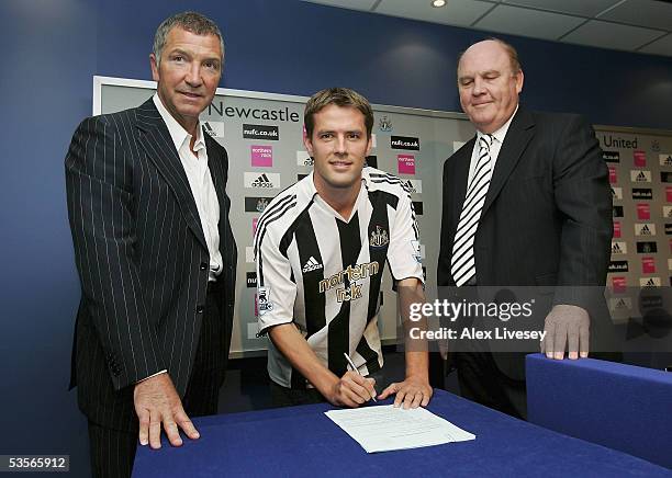 Michael Owen signs for Newcastle United flanked by team manager, Graeme Souness and Chairman, Freddy Shepherd during a press conference at St James'...