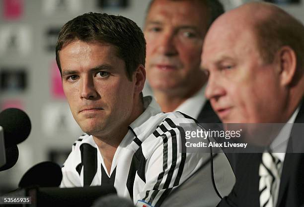 New Newcastle United signing Michael Owen answers questions flanked by team manager, Graeme Souness and Chairman, Freddy Shepherd during a press...